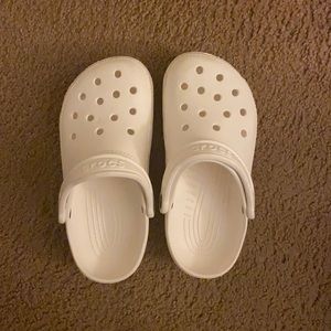 Crocs Classic Clog in White. Size M5/W7
